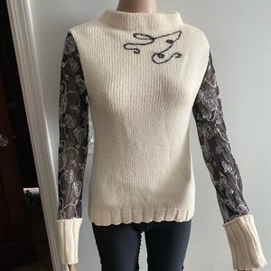 Beautiful sweater size junior Large